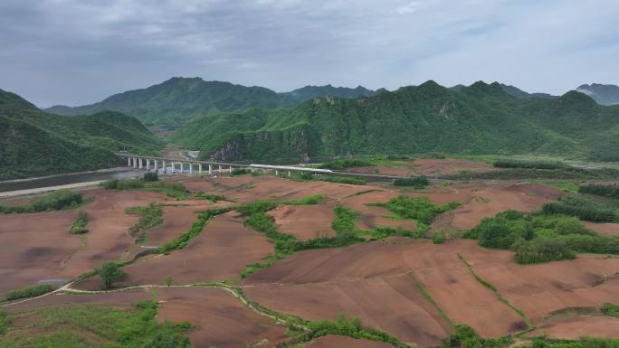 雨后清新空气 绿水青山 田野 高铁