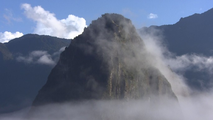 云移动在马丘比丘，秘鲁