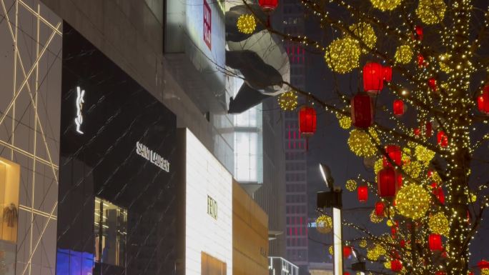树木新年装饰红灯笼下摇成都IFS步行街