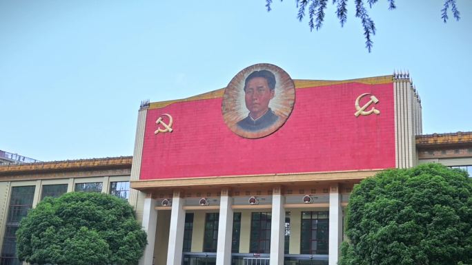 毛泽东陈列馆前打卡拍照的游客