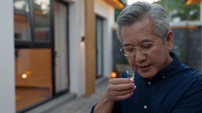 中老年男子品白酒