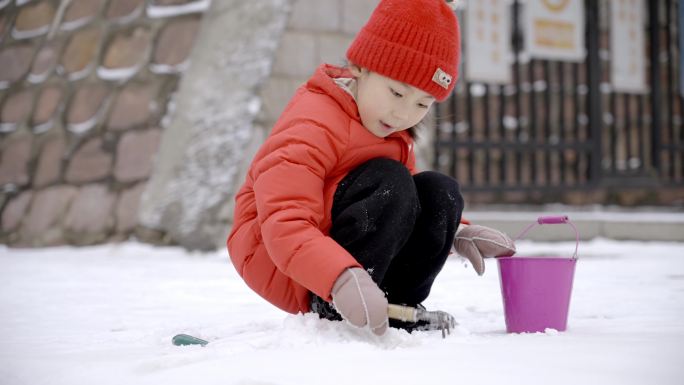 小女孩儿童雪地玩雪铲雪红帽子红色棉袄