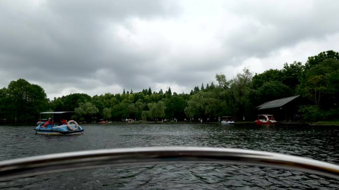 夏天阴天多云下雨前森林公园游客湖上泛舟