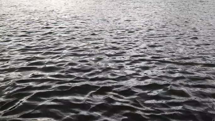 夏天阴天下雨前暗色水面波纹意境空镜4k
