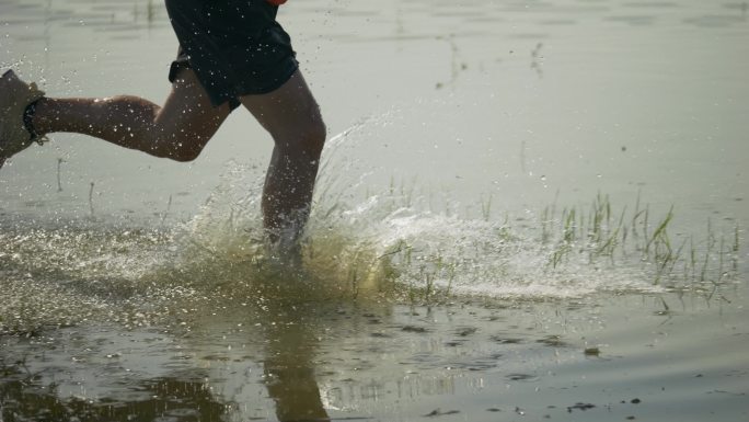 跑步奔跑向前冲溅水水花飞溅拼搏励志正能量