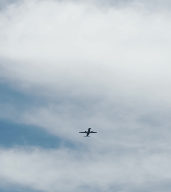 飞机飞过天空