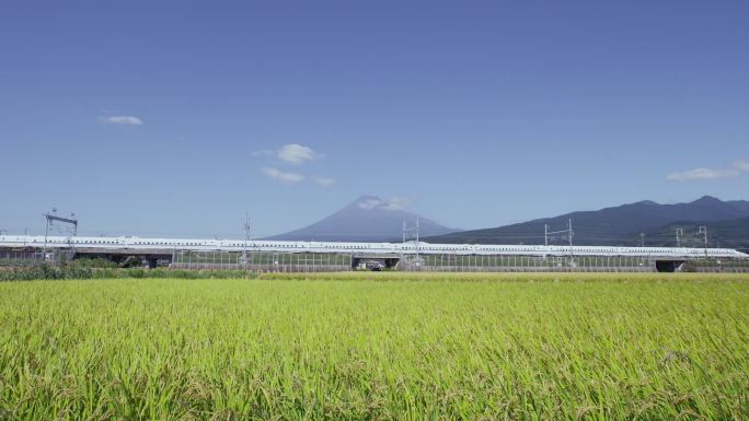 经过富士山前的新干线