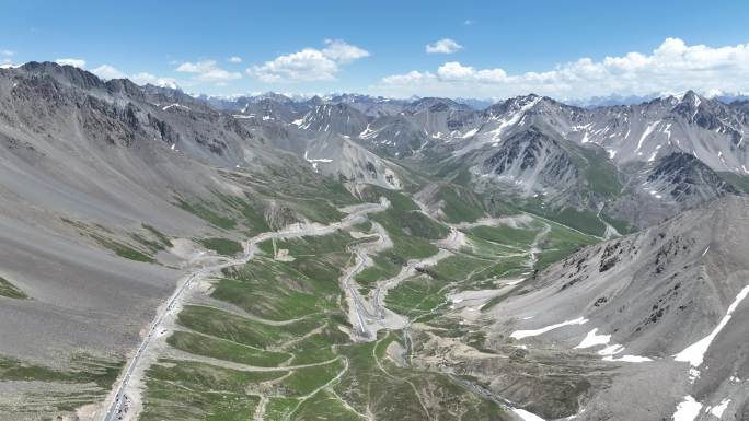 新疆伊犁独库公路天山地貌雪山