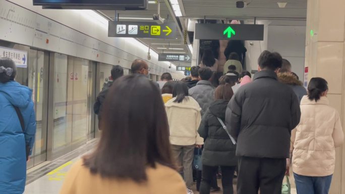 地跌站台出站人流扶梯乘客1