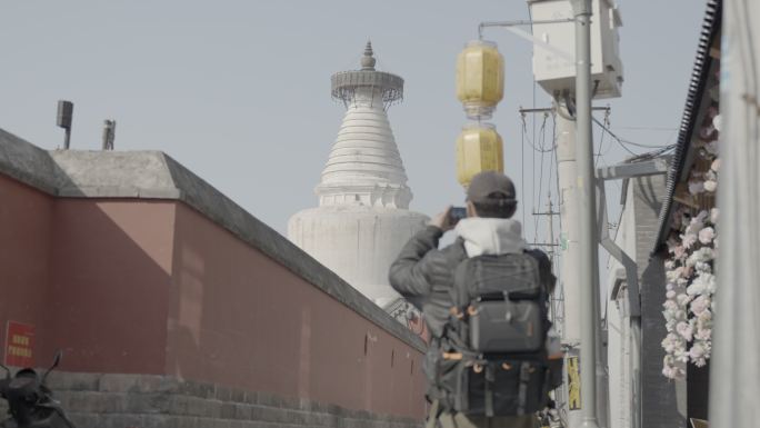 外地游客路过北京白塔寺