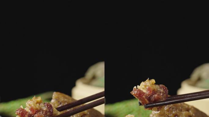 筷子夹起的大肉粽端午节吃粽子
