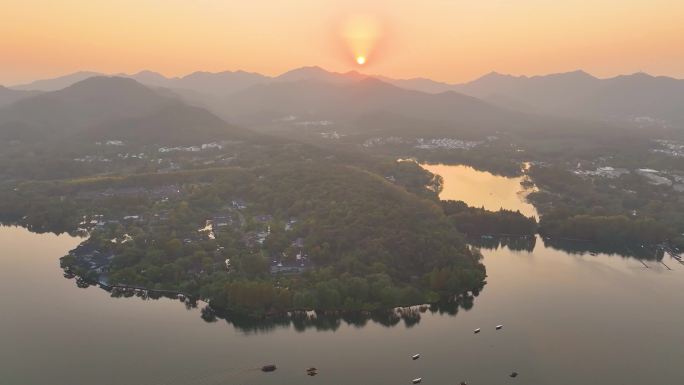 唯美夕阳西下杭州西湖苏堤航拍美景大自然风