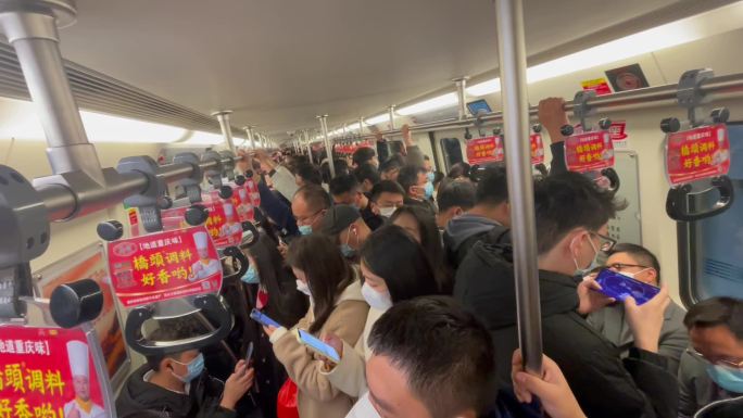 拥挤的地铁车厢上班族人流