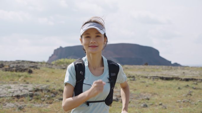 女子户外越野跑步