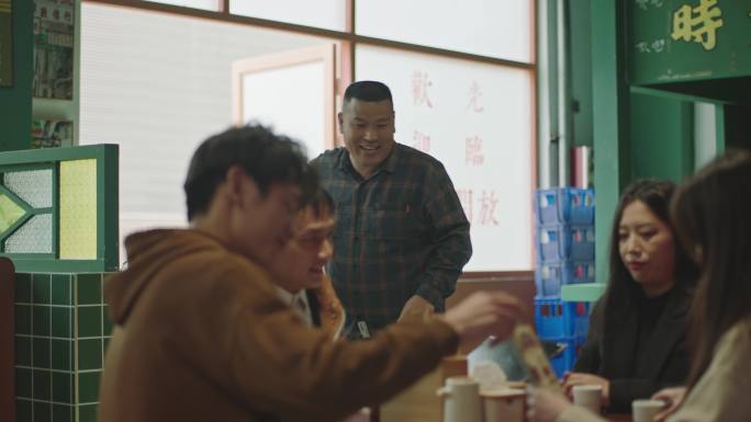 饭店人群生意火爆 03