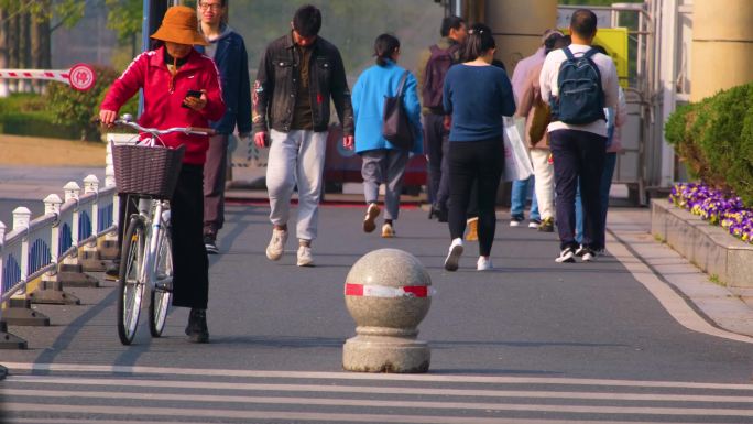 城市马路汽车车辆行驶车流斑马线人行道行人