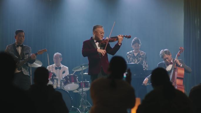 老人幸福退休晚年生活 老年乐队演出 01