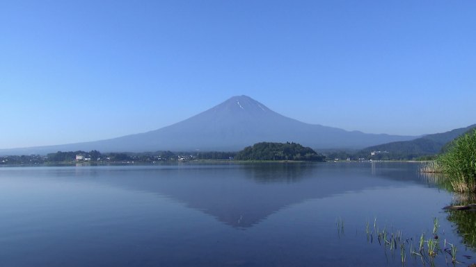 富士山倒映在湖面上