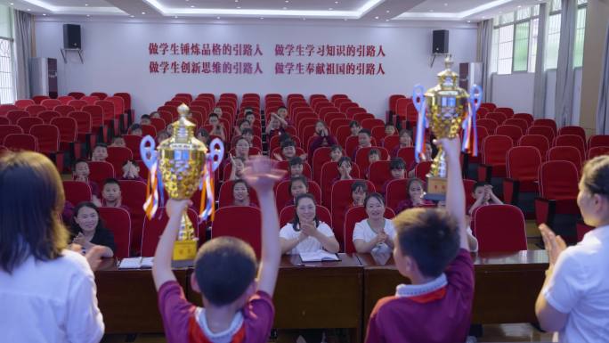 小学生得奖 小学举起奖杯 孩子得奖