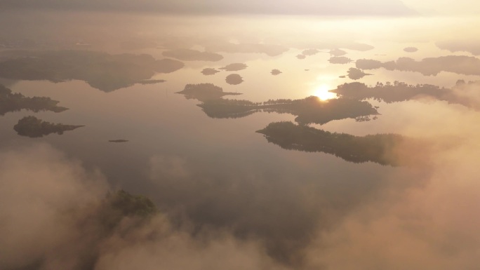 一湖碧水映红日