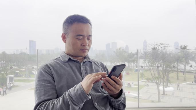 一位男子在云洞图书馆使用手机