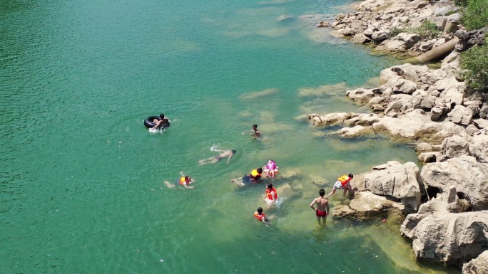 夏天 游泳 玩水  广西河池风光 游泳