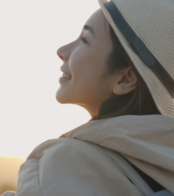 年轻女子在颐和园旅游