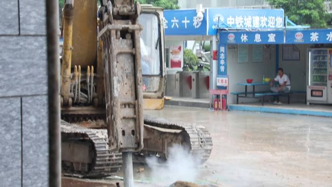 建筑机械-挖掘机破碎路面