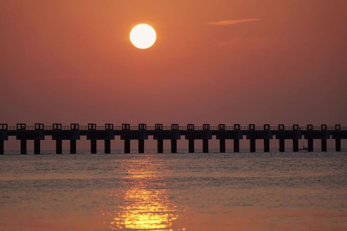 广西北海涠洲岛海上蓝桥日落