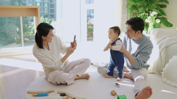 年轻夫妇在家带孩子