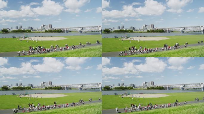 日本东京，孩子们在荒川河边打棒球