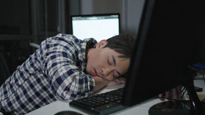 IT工程师在公司加班睡着了