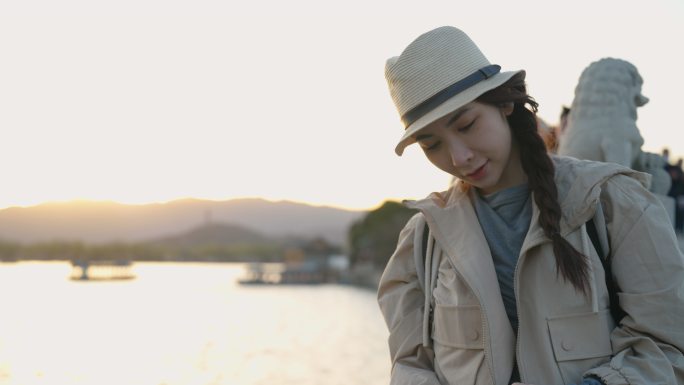 年轻女子在颐和园旅游