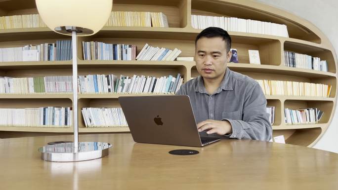 一位男子在云洞图书馆使用笔记本电脑