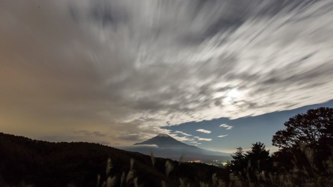 从Nijumagari山口拍摄的富士山