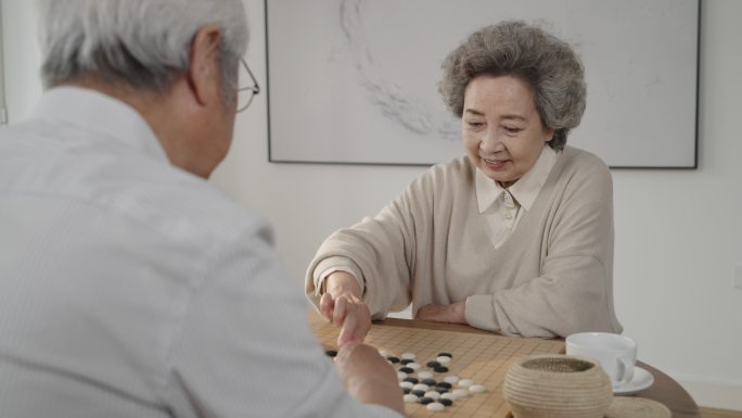 老年夫妇在家下围棋