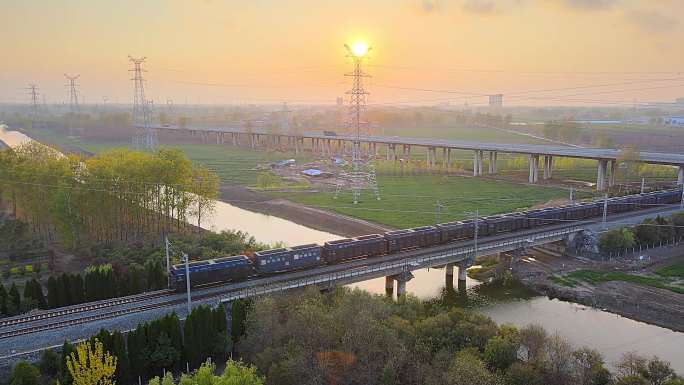 菏泽铁路网，各种火车，高铁 货车 绿巨人