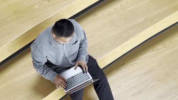 一位男子在云洞图书馆使用笔记本电脑