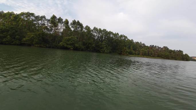 飞越河流穿越机贴水面飞行溪流水面河水航拍