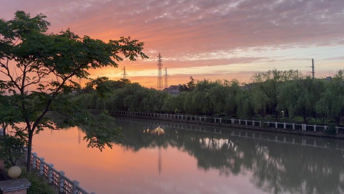 上海郊区的唯美落日河边倒影