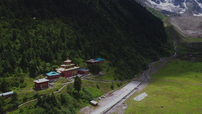 七月西藏墨脱航拍雪山和草原寺庙同框