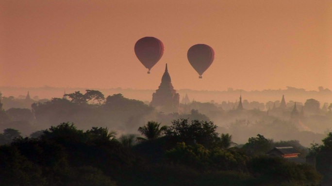 在缅甸蒲甘放飞的气球