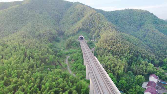 乡村高铁日出隧道农村