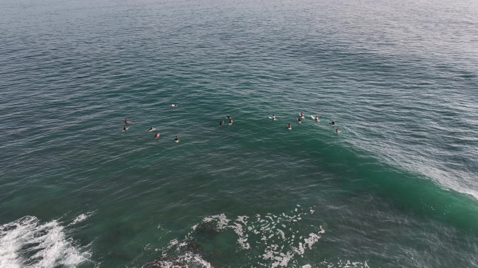 航拍冲浪等浪的浪人