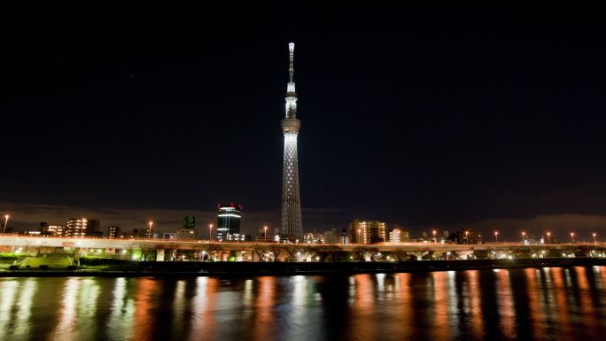 东京晴空塔和隅田河的夜晚