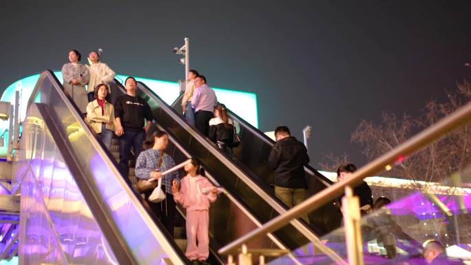 夜晚城市行人过马路汽车车辆车流人流夜景人