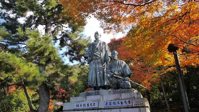 日本京都丸山公园的坂本龙马和中冈真太郎雕像