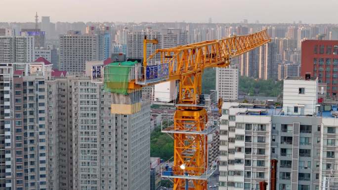 城市建筑施工高空大吊车塔吊