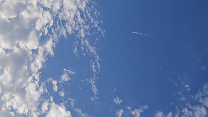 喷气飞机天空云层积云