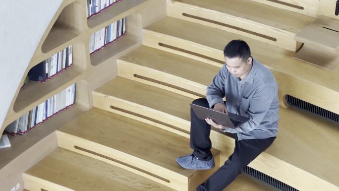 一位男子在云洞图书馆使用笔记本电脑